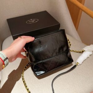 【AT2836】Prada プラダ。朱珠と同じ中古のオイルレザーアクセントバッグ。チェーン付き。ギフトボックス入り🎁