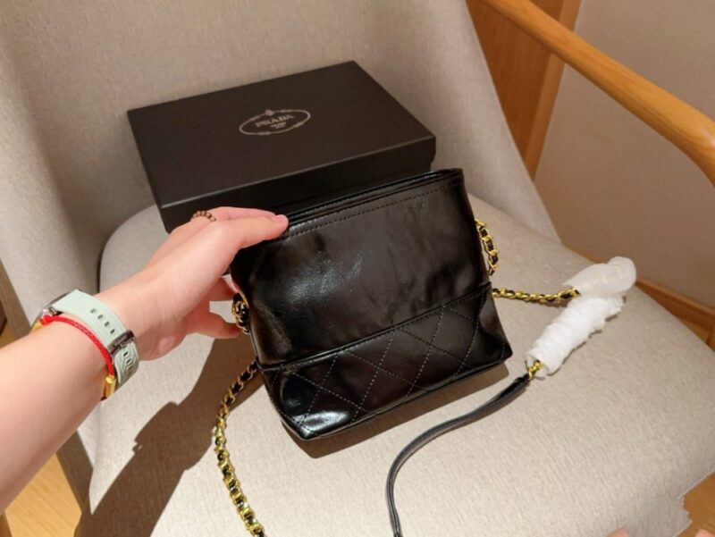 【AT2836】Prada プラダ。朱珠と同じ中古のオイルレザーアクセントバッグ。チェーン付き。ギフトボックス入り🎁