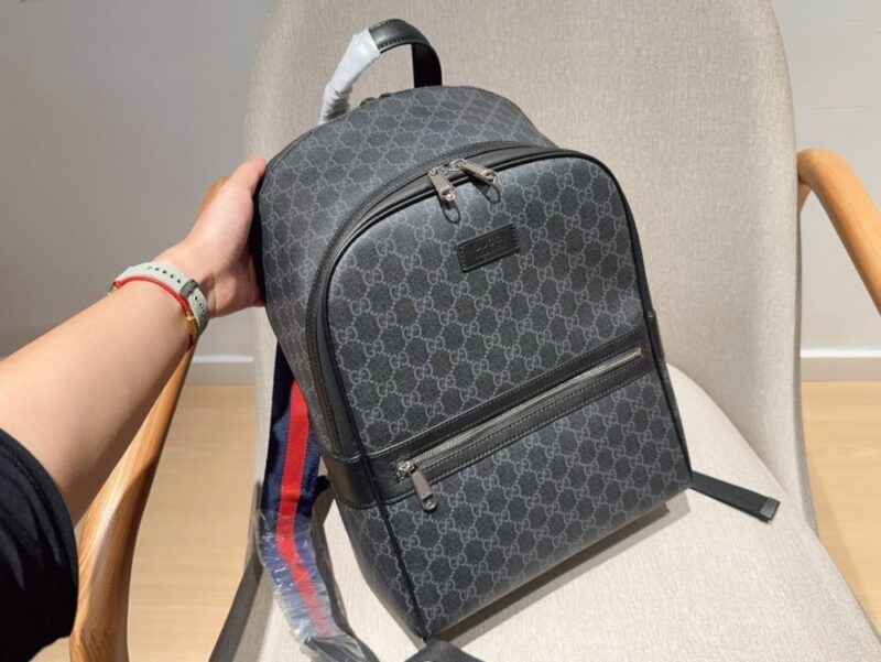 【AT2837】Gucci ブラックフラワーバックパック リュックサック 大容量通勤バッグ