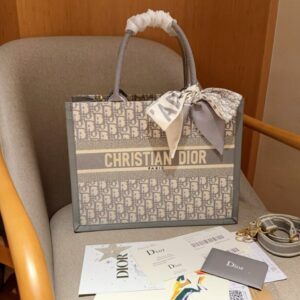 【AT2839】Dior ディオール2024年早春コレクションの新作、グレーの文字入りトートバッグBook tote。立体的な刺繍で、斜め掛けも可能です。
