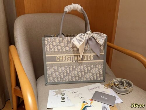 【AT2839】Dior ディオール2024年早春コレクションの新作、グレーの文字入りトートバッグBook tote。立体的な刺繍で、斜め掛けも可能です。