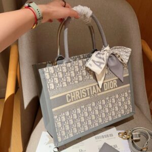 【AT2839】Dior ディオール2024年早春コレクションの新作、グレーの文字入りトートバッグBook tote。立体的な刺繍で、斜め掛けも可能です。