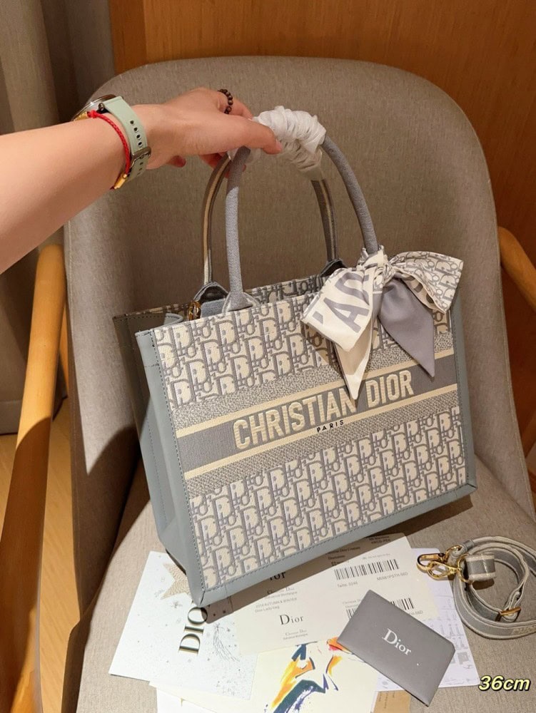 【AT2839】Dior ディオール2024年早春コレクションの新作、グレーの文字入りトートバッグBook tote。立体的な刺繍で、斜め掛けも可能です。