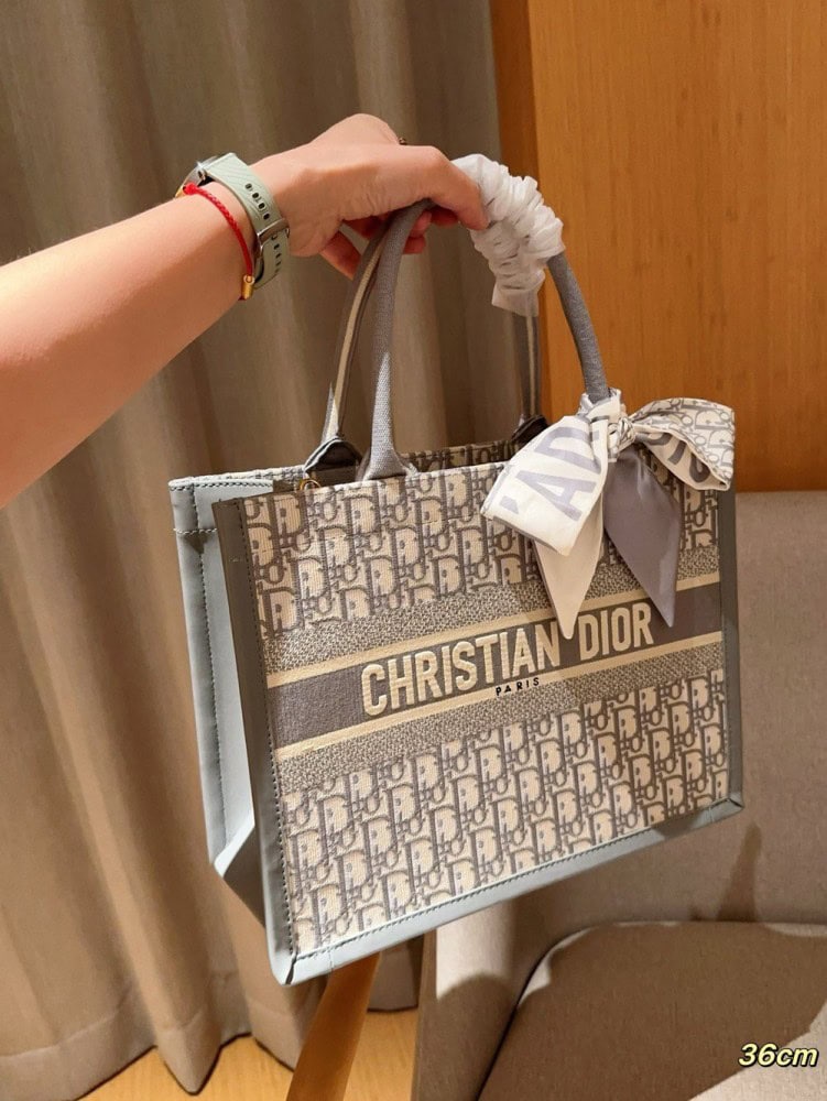 【AT2839】Dior ディオール2024年早春コレクションの新作、グレーの文字入りトートバッグBook tote。立体的な刺繍で、斜め掛けも可能です。
