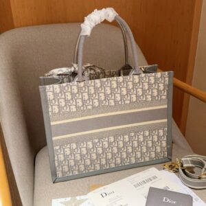 【AT2839】Dior ディオール2024年早春コレクションの新作、グレーの文字入りトートバッグBook tote。立体的な刺繍で、斜め掛けも可能です。