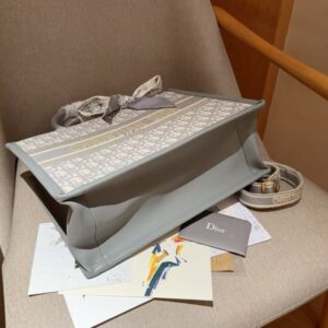 【AT2839】Dior ディオール2024年早春コレクションの新作、グレーの文字入りトートバッグBook tote。立体的な刺繍で、斜め掛けも可能です。
