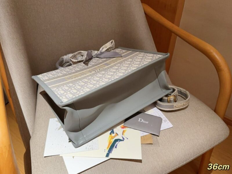 【AT2839】Dior ディオール2024年早春コレクションの新作、グレーの文字入りトートバッグBook tote。立体的な刺繍で、斜め掛けも可能です。