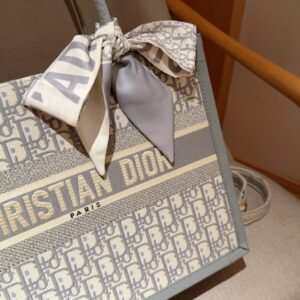 【AT2839】Dior ディオール2024年早春コレクションの新作、グレーの文字入りトートバッグBook tote。立体的な刺繍で、斜め掛けも可能です。