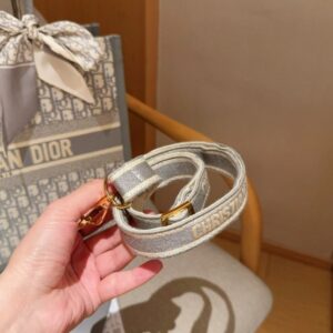 【AT2839】Dior ディオール2024年早春コレクションの新作、グレーの文字入りトートバッグBook tote。立体的な刺繍で、斜め掛けも可能です。
