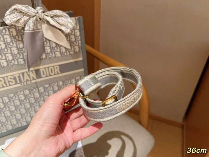 【AT2839】Dior ディオール2024年早春コレクションの新作、グレーの文字入りトートバッグBook tote。立体的な刺繍で、斜め掛けも可能です。