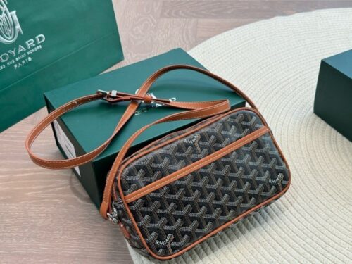 【AT2840】Goyard ゴヤールの斜めがけバッグ、カメラ用バッグ。おしゃれな感じが一瞬でやってきます。美しい女性たちが好むスタイルです〜