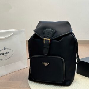 【AT2841】Pradaの新しいバックパックは、クールでユニークなデザインスタイルで、万能です。
