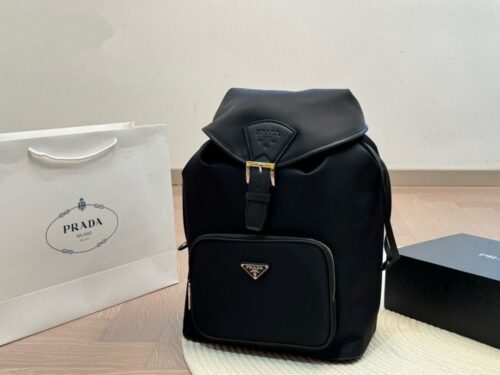 【AT2841】Pradaの新しいバックパックは、クールでユニークなデザインスタイルで、万能です。