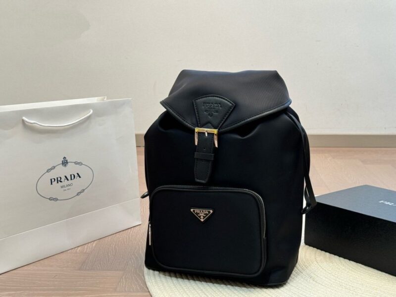【AT2841】Pradaの新しいバックパックは、クールでユニークなデザインスタイルで、万能です。