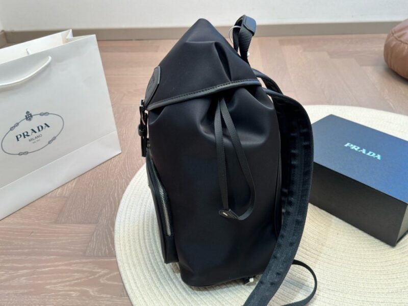【AT2841】Pradaの新しいバックパックは、クールでユニークなデザインスタイルで、万能です。