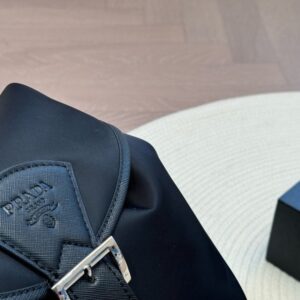 【AT2841】Pradaの新しいバックパックは、クールでユニークなデザインスタイルで、万能です。