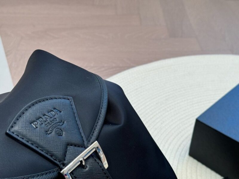 【AT2841】Pradaの新しいバックパックは、クールでユニークなデザインスタイルで、万能です。