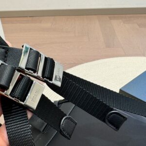 【AT2841】Pradaの新しいバックパックは、クールでユニークなデザインスタイルで、万能です。
