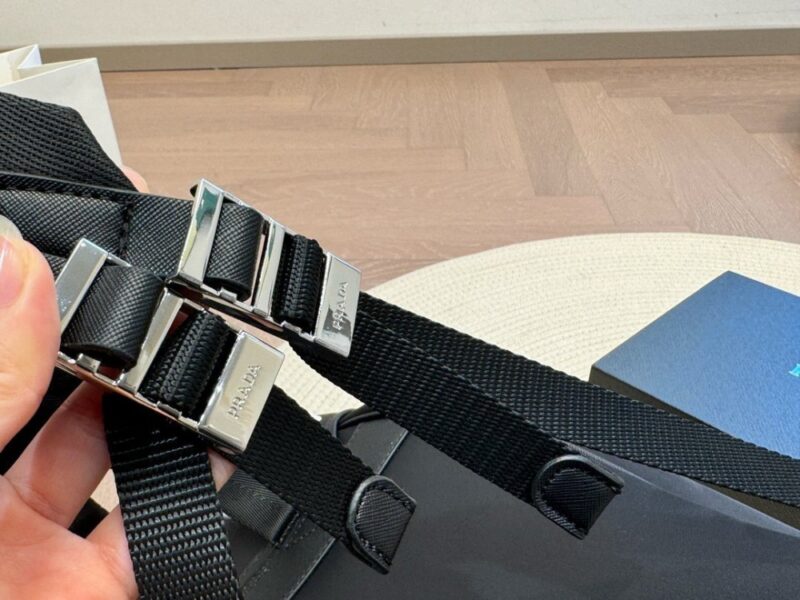 【AT2841】Pradaの新しいバックパックは、クールでユニークなデザインスタイルで、万能です。