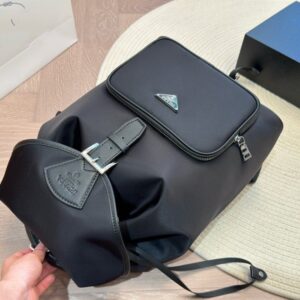 【AT2841】Pradaの新しいバックパックは、クールでユニークなデザインスタイルで、万能です。