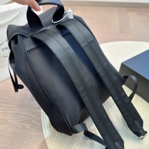 【AT2841】Pradaの新しいバックパックは、クールでユニークなデザインスタイルで、万能です。