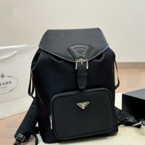 【AT2841】Pradaの新しいバックパックは、クールでユニークなデザインスタイルで、万能です。