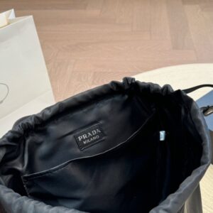 【AT2841】Pradaの新しいバックパックは、クールでユニークなデザインスタイルで、万能です。