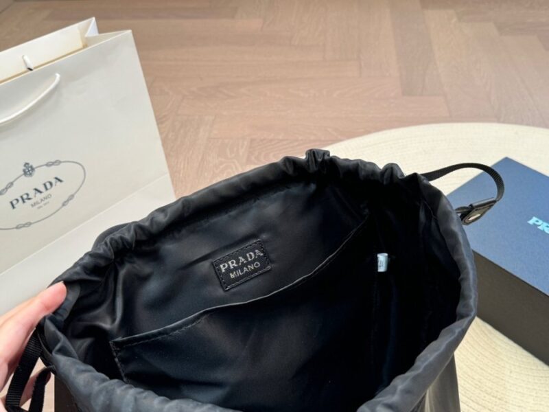 【AT2841】Pradaの新しいバックパックは、クールでユニークなデザインスタイルで、万能です。