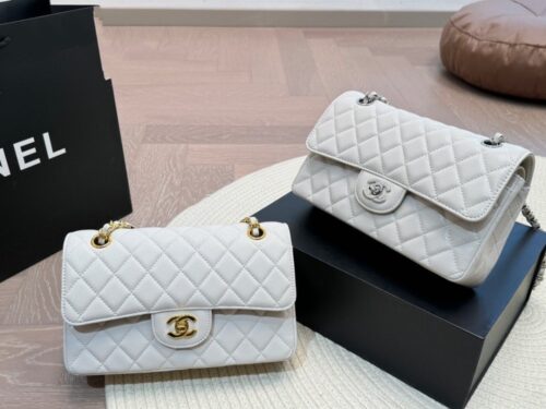 【AT2842】Chanel シャネルのCFスモールは、全体的にはClassic Flapの略です。手に取るとその魅力を感じることができます。この質感は、女神たちにふさわしいものです〜