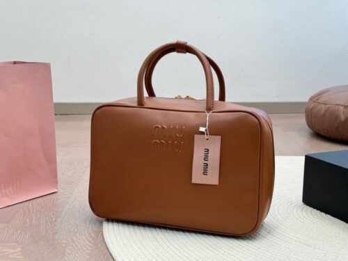 【AT2848】Miu Miu ミュウミュウのボウリングバッグは、手足からも洗練された上品さがにじみ出ています。極致にまで洗練されたこのバッグは、優雅さをすべてに表現しています。