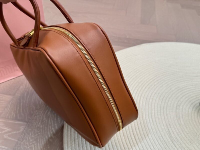 【AT2848】Miu Miu ミュウミュウのボウリングバッグは、手足からも洗練された上品さがにじみ出ています。極致にまで洗練されたこのバッグは、優雅さをすべてに表現しています。