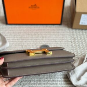 【AT2850】Hermesのカーフスチュワーデスバッグ！24Kの金Hバックルの特別なバッグ、レーザー金具、最高級の手作りと革、全体のバッグのディテールが細かく完璧です、バッグの形状は丸くてちょうど良い曲線を描いています。