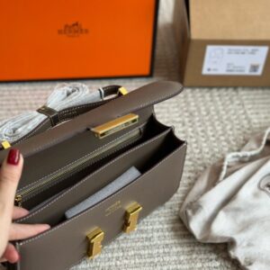 【AT2850】Hermesのカーフスチュワーデスバッグ！24Kの金Hバックルの特別なバッグ、レーザー金具、最高級の手作りと革、全体のバッグのディテールが細かく完璧です、バッグの形状は丸くてちょうど良い曲線を描いています。