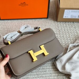【AT2850】Hermesのカーフスチュワーデスバッグ！24Kの金Hバックルの特別なバッグ、レーザー金具、最高級の手作りと革、全体のバッグのディテールが細かく完璧です、バッグの形状は丸くてちょうど良い曲線を描いています。