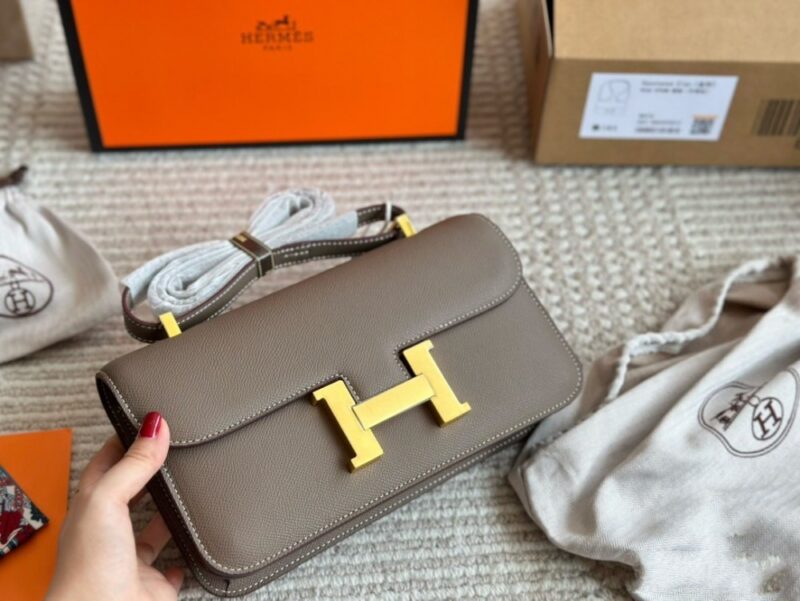 【AT2850】Hermesのカーフスチュワーデスバッグ！24Kの金Hバックルの特別なバッグ、レーザー金具、最高級の手作りと革、全体のバッグのディテールが細かく完璧です、バッグの形状は丸くてちょうど良い曲線を描いています。
