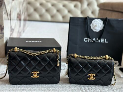 【AT2852】Chanelシャネル2022新作のダブルスモールゴールドボールWOCと19WOCは、ほぼ同じサイズで、携帯電話をストレスなく収納できるので参考になります。調節可能なダブルスモールゴールドボールは、今回新しく登場したデザインで大ヒットの予感です。