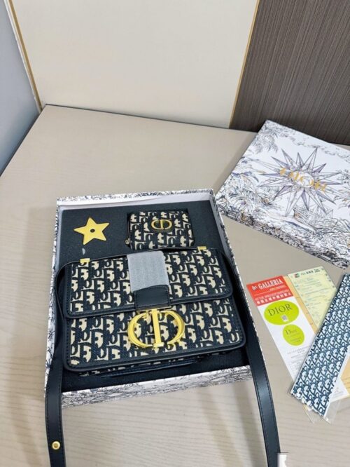 【AT2855】Dior ディオールのモンテーニュ・メッセンジャーバッグのセットです💕お財布もセットになっています。大人気のバッグで、実物がとても素敵です！お得なセットです‼️‼️プレゼントに最適🎁