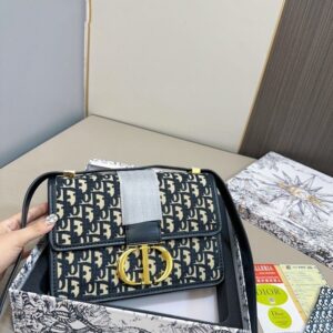 【AT2855】Dior ディオールのモンテーニュ・メッセンジャーバッグのセットです💕お財布もセットになっています。大人気のバッグで、実物がとても素敵です！お得なセットです‼️‼️プレゼントに最適🎁