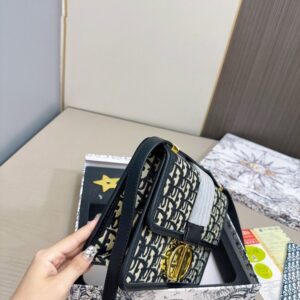 【AT2855】Dior ディオールのモンテーニュ・メッセンジャーバッグのセットです💕お財布もセットになっています。大人気のバッグで、実物がとても素敵です！お得なセットです‼️‼️プレゼントに最適🎁