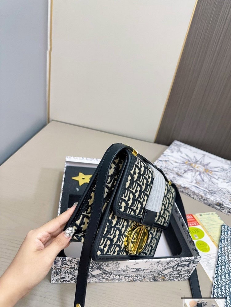 【AT2855】Dior ディオールのモンテーニュ・メッセンジャーバッグのセットです💕お財布もセットになっています。大人気のバッグで、実物がとても素敵です！お得なセットです‼️‼️プレゼントに最適🎁