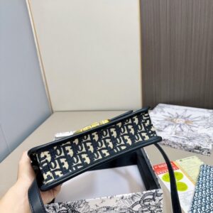 【AT2855】Dior ディオールのモンテーニュ・メッセンジャーバッグのセットです💕お財布もセットになっています。大人気のバッグで、実物がとても素敵です！お得なセットです‼️‼️プレゼントに最適🎁