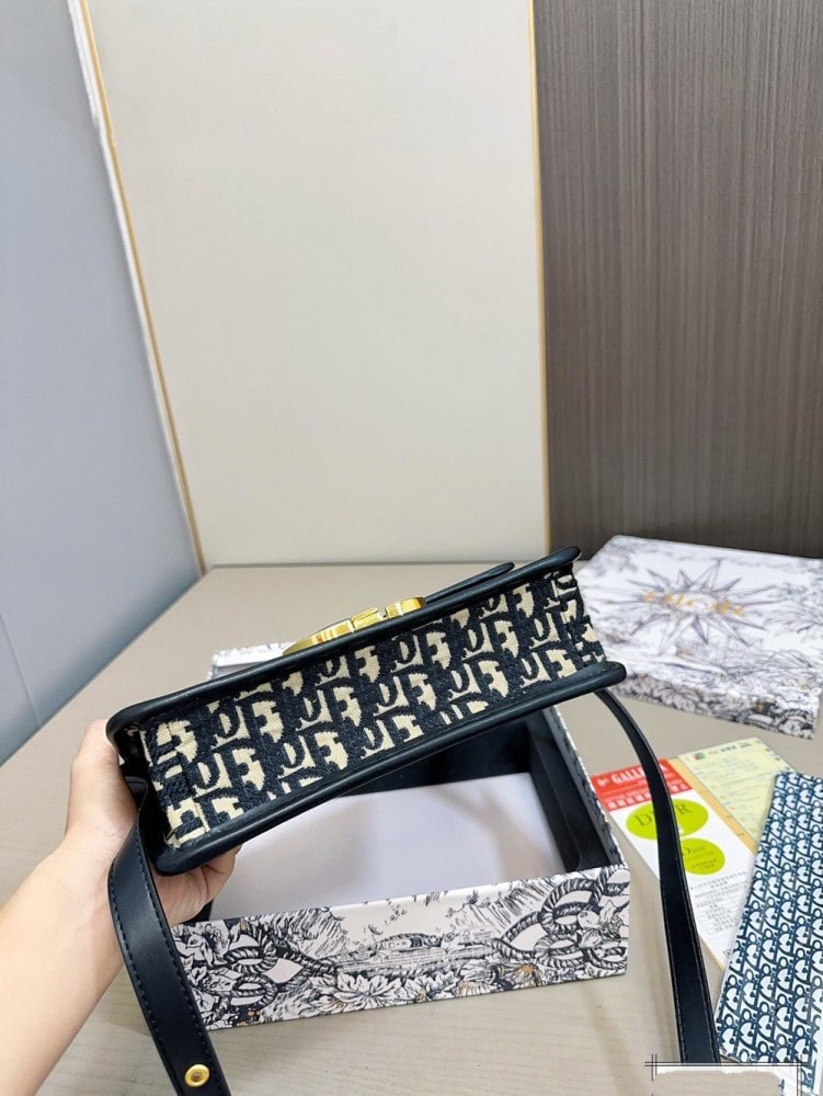 【AT2855】Dior ディオールのモンテーニュ・メッセンジャーバッグのセットです💕お財布もセットになっています。大人気のバッグで、実物がとても素敵です！お得なセットです‼️‼️プレゼントに最適🎁