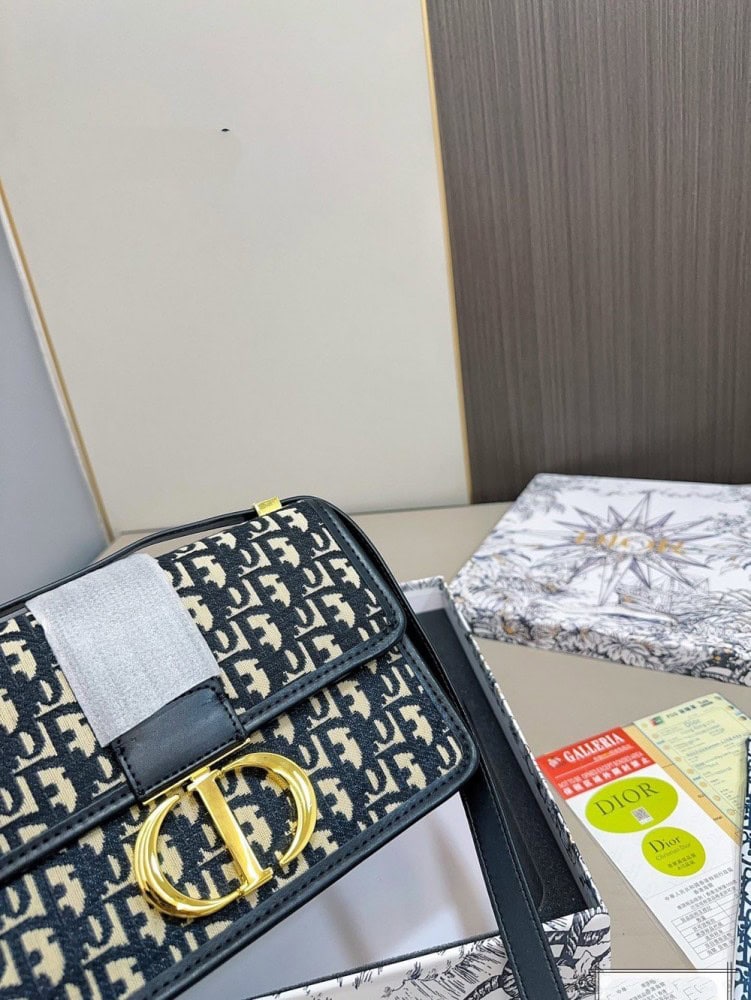 【AT2855】Dior ディオールのモンテーニュ・メッセンジャーバッグのセットです💕お財布もセットになっています。大人気のバッグで、実物がとても素敵です！お得なセットです‼️‼️プレゼントに最適🎁
