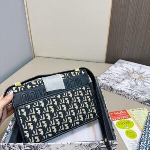 【AT2855】Dior ディオールのモンテーニュ・メッセンジャーバッグのセットです💕お財布もセットになっています。大人気のバッグで、実物がとても素敵です！お得なセットです‼️‼️プレゼントに最適🎁
