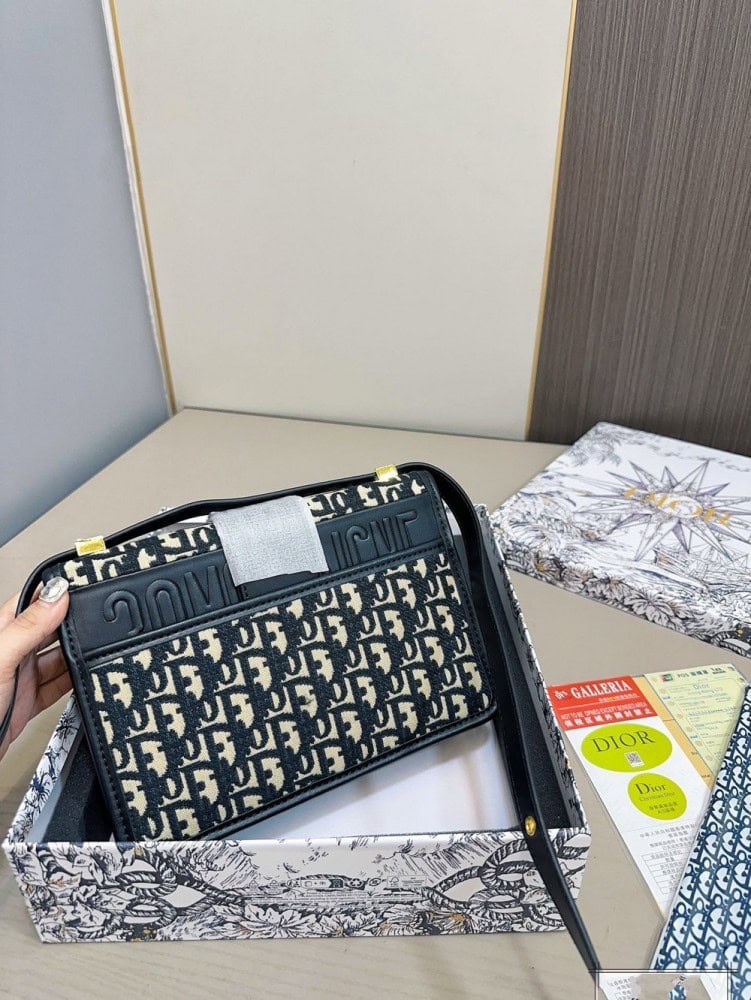 【AT2855】Dior ディオールのモンテーニュ・メッセンジャーバッグのセットです💕お財布もセットになっています。大人気のバッグで、実物がとても素敵です！お得なセットです‼️‼️プレゼントに最適🎁
