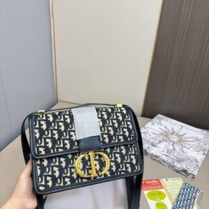 【AT2855】Dior ディオールのモンテーニュ・メッセンジャーバッグのセットです💕お財布もセットになっています。大人気のバッグで、実物がとても素敵です！お得なセットです‼️‼️プレゼントに最適🎁