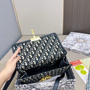 【AT2855】Dior ディオールのモンテーニュ・メッセンジャーバッグのセットです💕お財布もセットになっています。大人気のバッグで、実物がとても素敵です！お得なセットです‼️‼️プレゼントに最適🎁