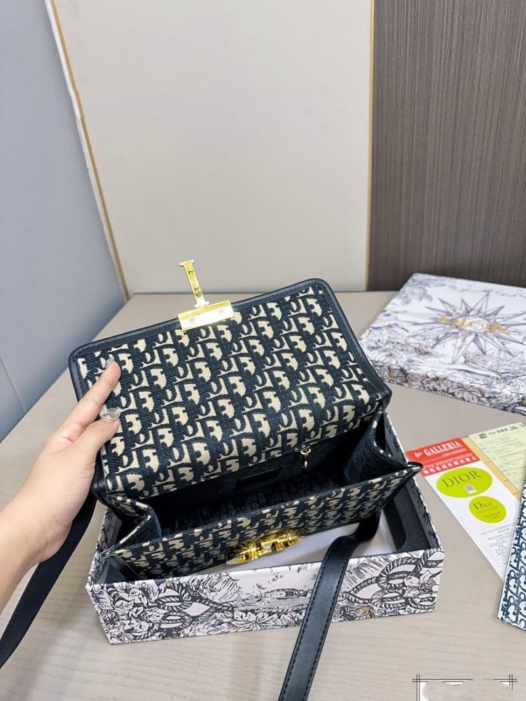 【AT2855】Dior ディオールのモンテーニュ・メッセンジャーバッグのセットです💕お財布もセットになっています。大人気のバッグで、実物がとても素敵です！お得なセットです‼️‼️プレゼントに最適🎁