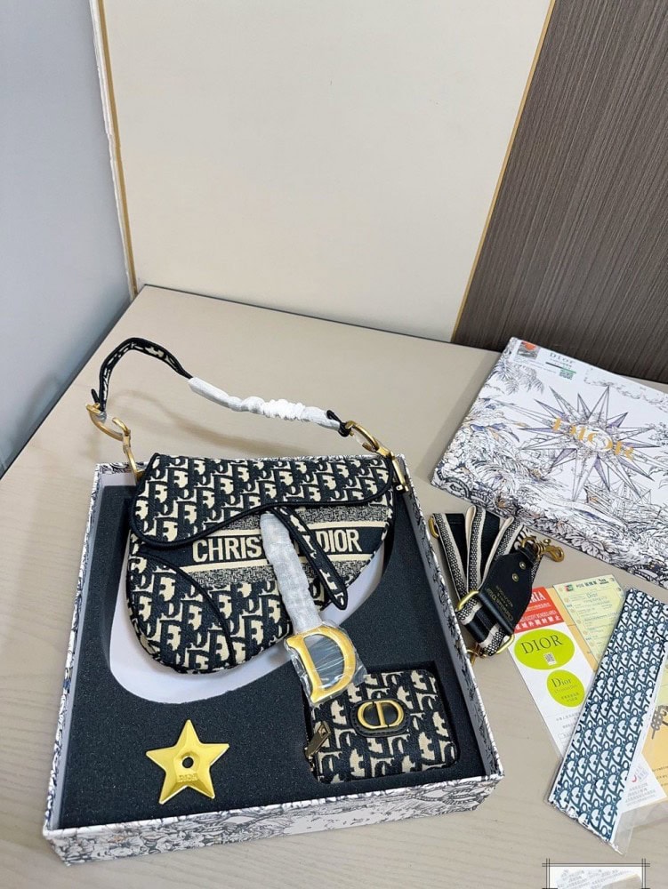 【AT2856】Dior ディオールのサドルバッグギフトセット💕 財布付き 最も人気のあるバッグ、実物は超カワイイ！超お買い得なギフトセット‼️‼️‼️ギフトに最適🎁