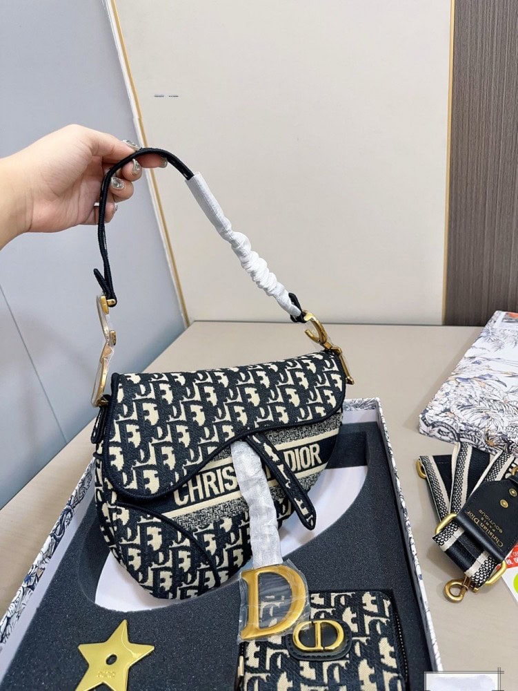 【AT2856】Dior ディオールのサドルバッグギフトセット💕 財布付き 最も人気のあるバッグ、実物は超カワイイ！超お買い得なギフトセット‼️‼️‼️ギフトに最適🎁